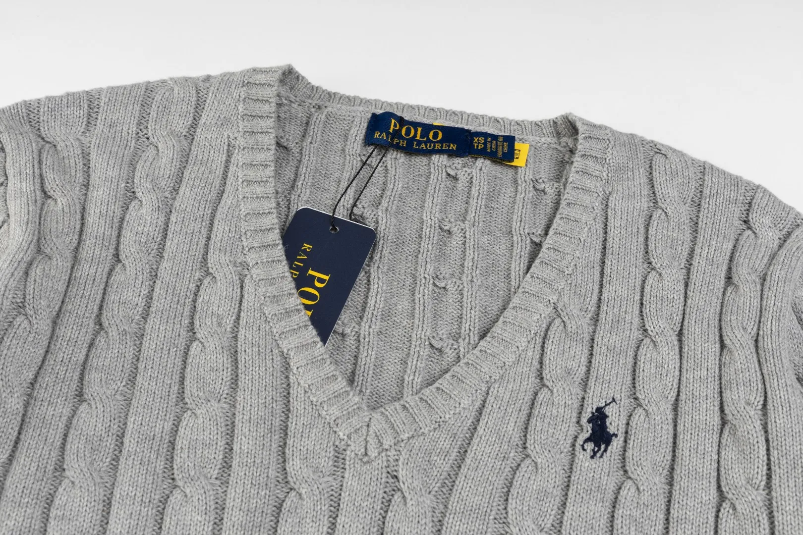 P210 #R90 RALPH LAUREN Thirteen colors of Ralph Lauren classic small label embroidery V-neck pullover cable cardigan sweater women's top, high-density LOGO embroidery on the chest, original customization of tag accessories. Made of pure cotton yarn, pure cotton is skin-friendly and comfortable, small label war horse embroidered twist button V-neck sweater🐎High quality, follow the blogger to learn how to wear it! Let’s buy a Ralph Lauren cable sweater. It’s a super hard-to-find series after it became popular. It’s hard to find one on the official website. It’s simple and practical to wear, with a lazy and loose feel. The thickened fabric has more texture, feels soft and delicate, and has a loose fit. Whether worn alone or layered, you can wear different styles of fashion with just one piece!   Size： Sleeve length: 60/61/62/63